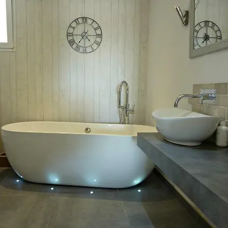 Breeze Boutique Guest Rooms, 4*